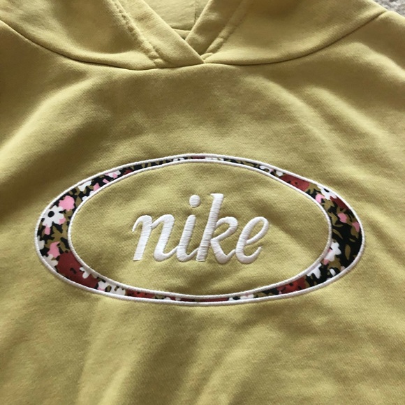 Nike Cropped Floral Hoodie - Picture 2 of 4